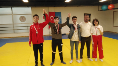 Doğuş Spor Kickboksda 4 Madalya Geldi