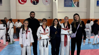 Yıldızlar Tekvando  Okul Maçlarında Doğuş Spor Tekvando saporcuları 4 Altın