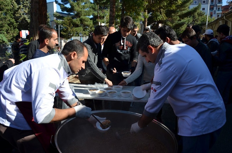 MALATYADA GENÇLERE AŞURE İKRAM EDİLDİ...