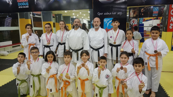 Doğuş spor Karate takımı  Madalya yağdırdı